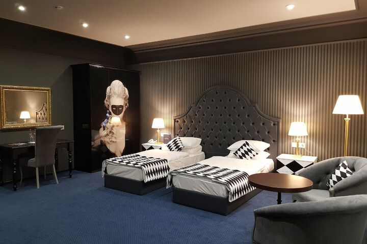 Room 16 of 38