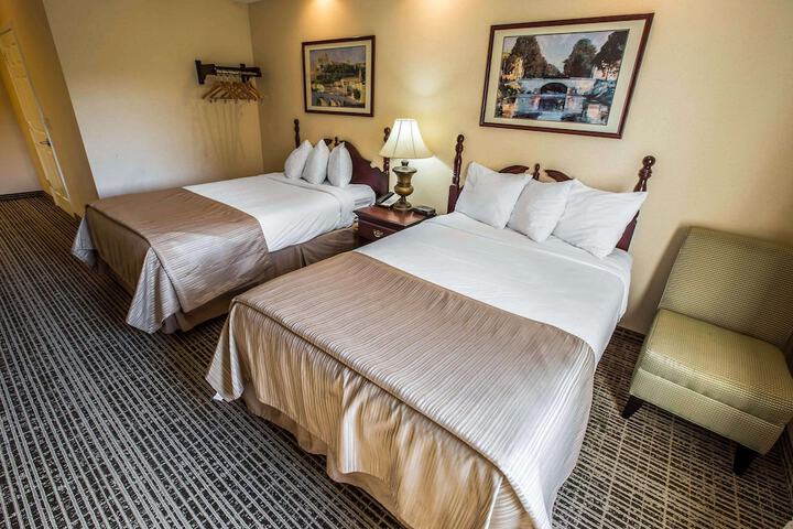2 Double Beds (5 of 10)