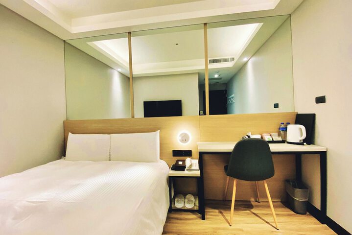 Room 2 of 6