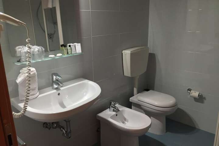 Room 25 of 46