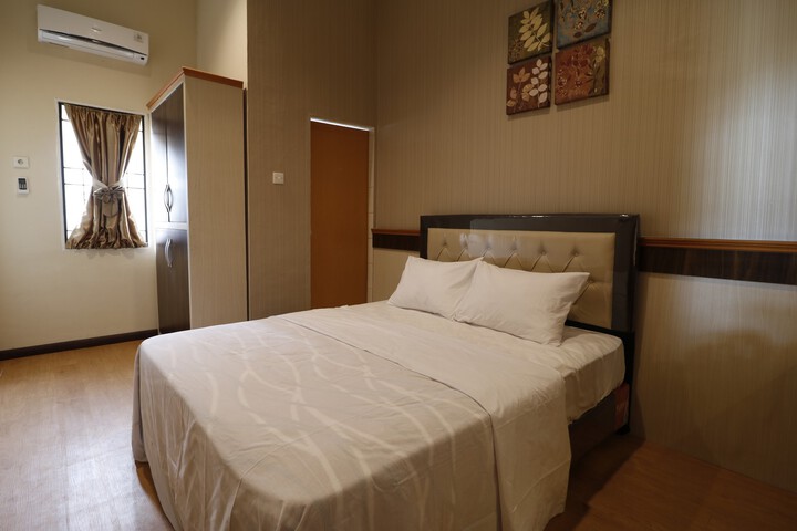 Room 1 of 8