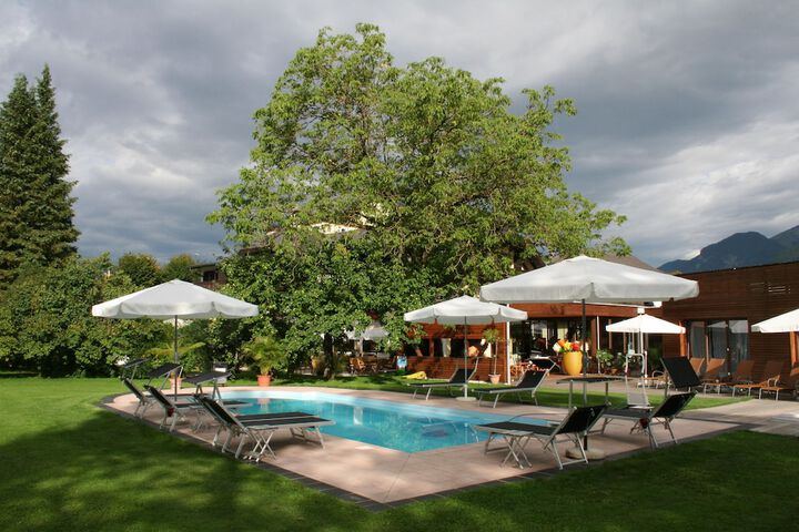 Pool 64 of 102