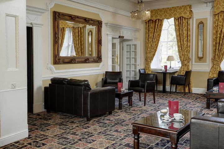 Lounge 51 of 76