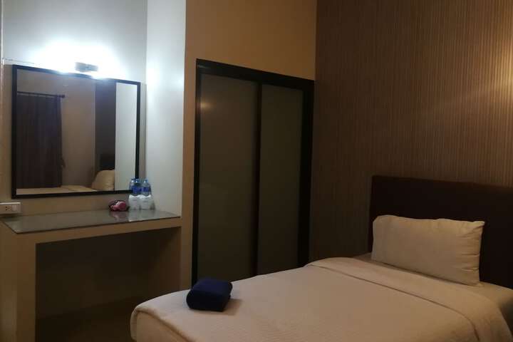 Room 8 of 42