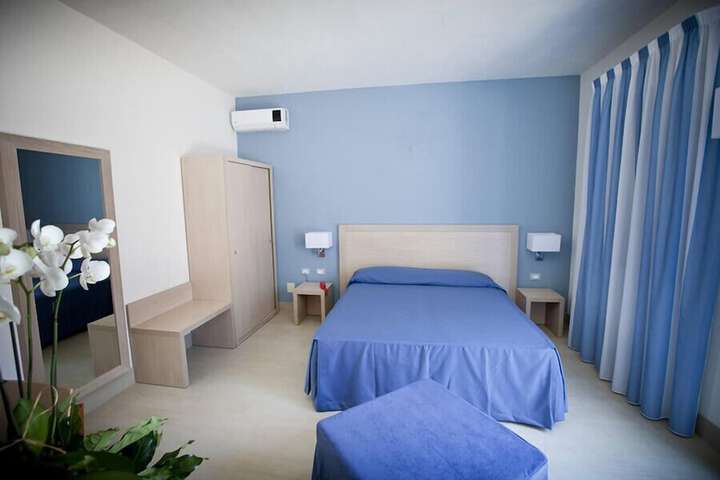 Room 10 of 37