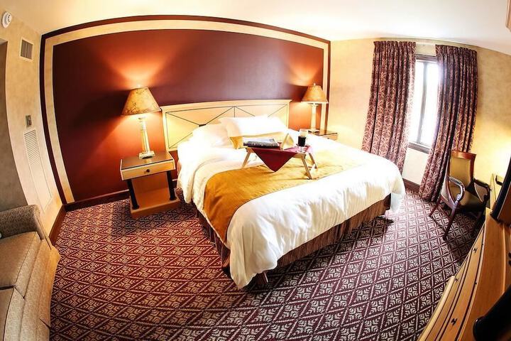 1 King Bed (2 of 8)