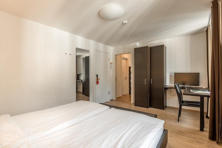 Room 42 of 110