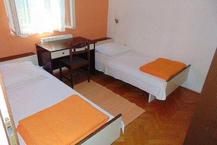 Room 4 of 39