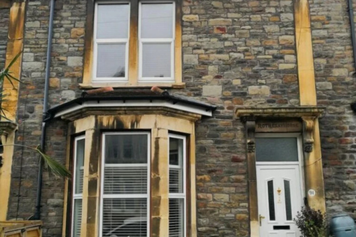 Colourful 3BD Home With Garden in Southville