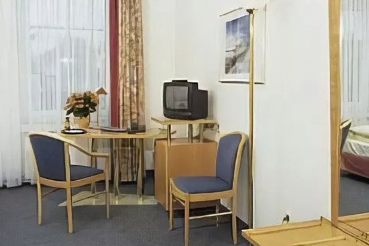 Room 5 of 9