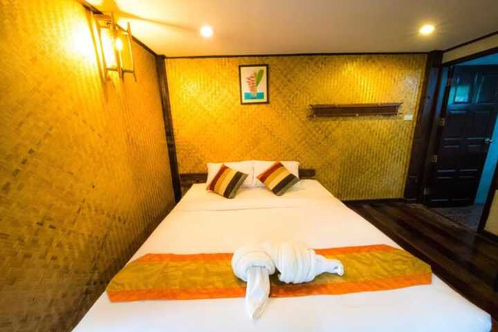Room 2 of 93