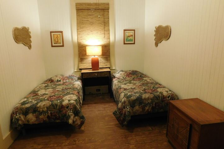 Room 3 of 102