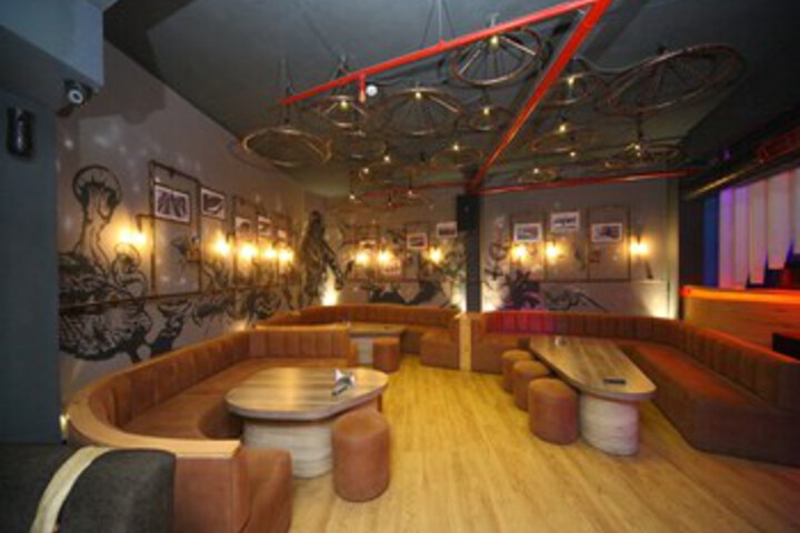 Lounge 5 of 36