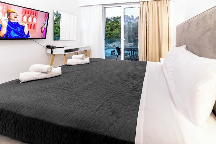 Room 6 of 33