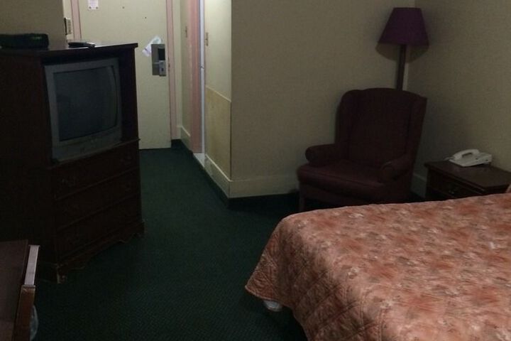 Room 6 of 17