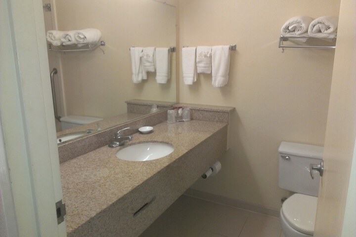 Room 11 of 16