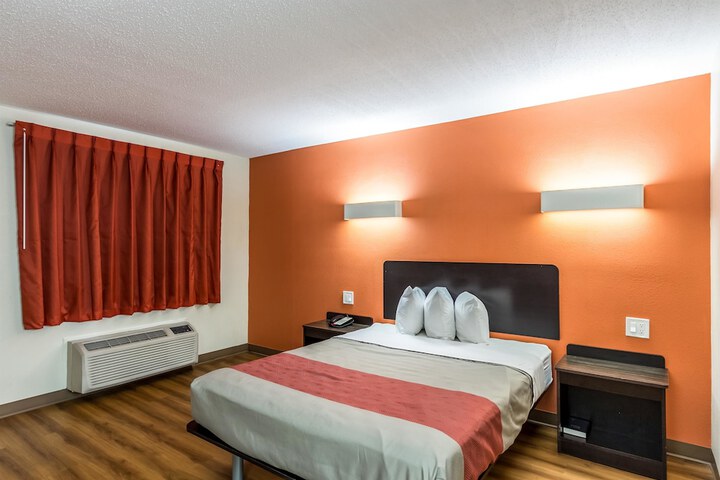 1 King Bed (3 of 14)