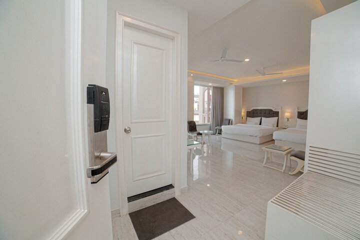 Room 8 of 76