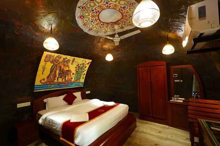 Room 5 of 18