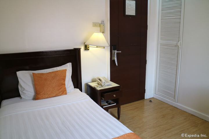 Room 37 of 77