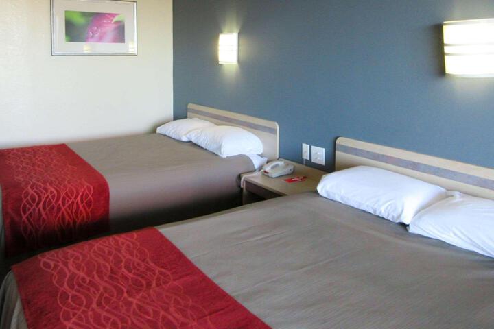 2 Queen Beds Accessible (6 of 8)