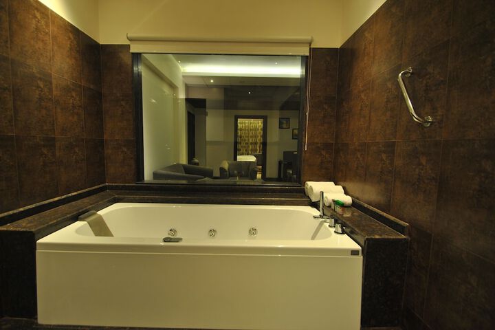 Hot Tub 34 of 57