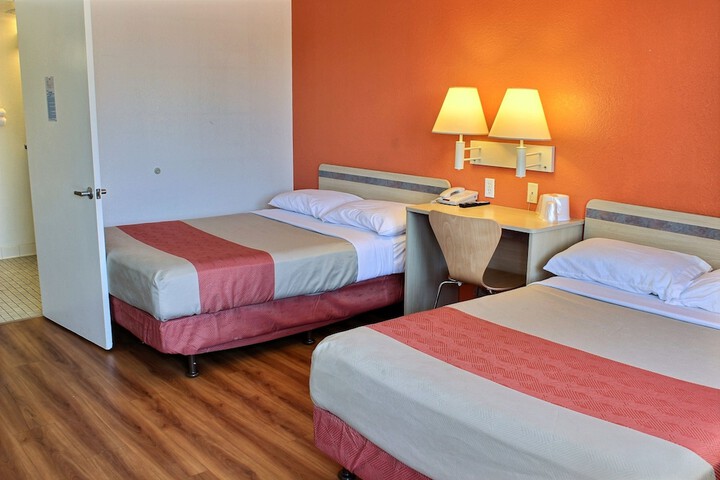 1 Queen Bed (3 of 9)