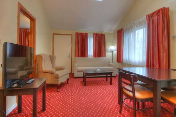 2 Queen Beds (3 of 32)