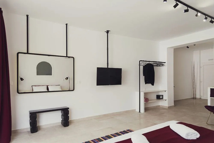 Room 4 of 16