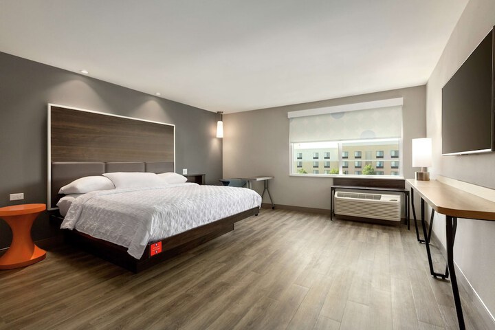 1 King Bed (3 of 11)