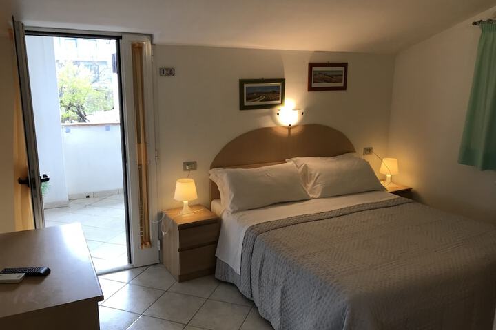 Room 8 of 48