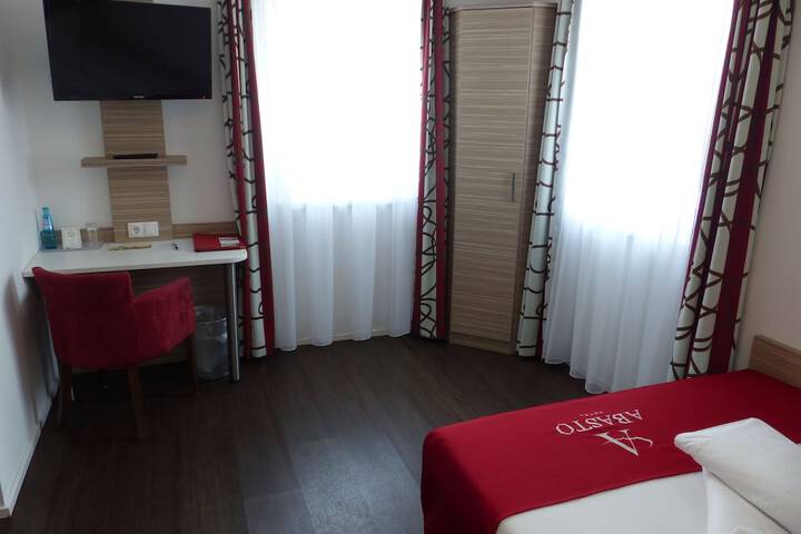 Room 3 of 68