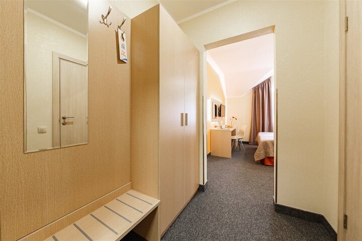 Ballroom/Hall 26 of 33