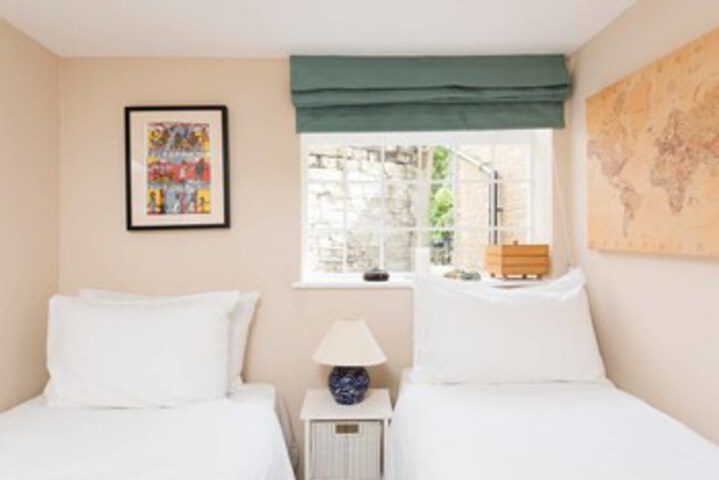 Room 7 of 28