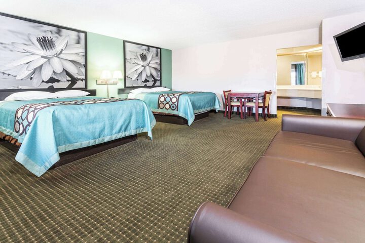 2 Queen Beds Studio Suite (2 of 2)