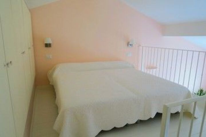 Room 4 of 7