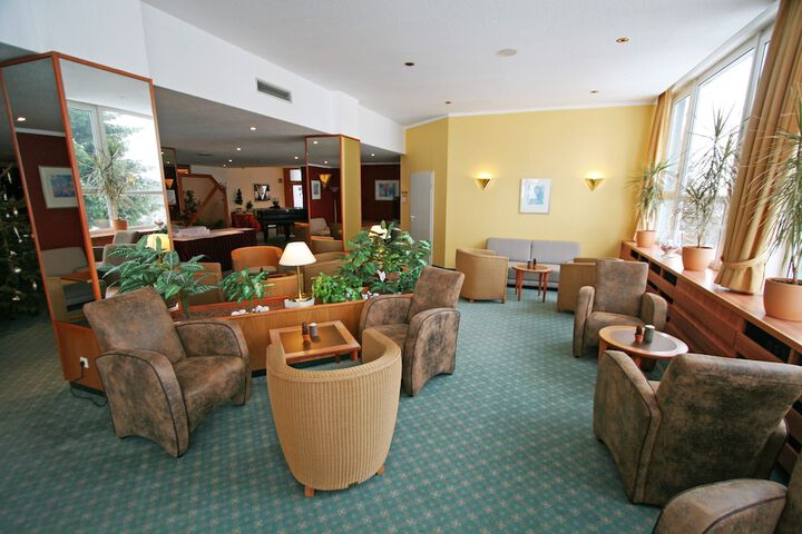 Lounge 27 of 36