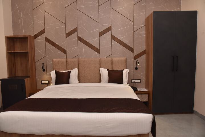 Room 8 of 16