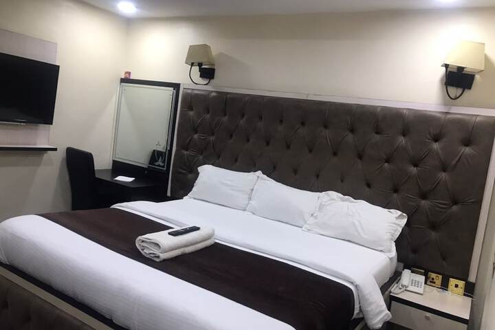 Room 2 of 6