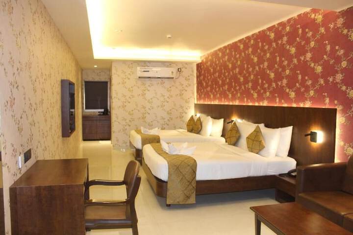 Room 6 of 28