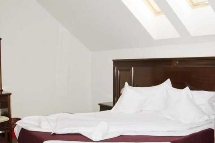 Room 7 of 33