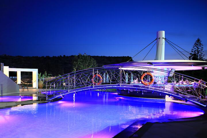 Hotel Pool