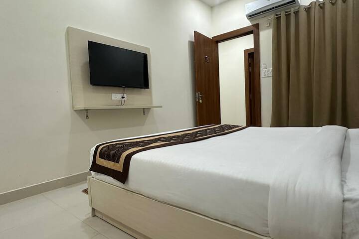 Room 5 of 12