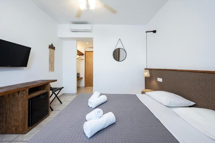 Room 10 of 32