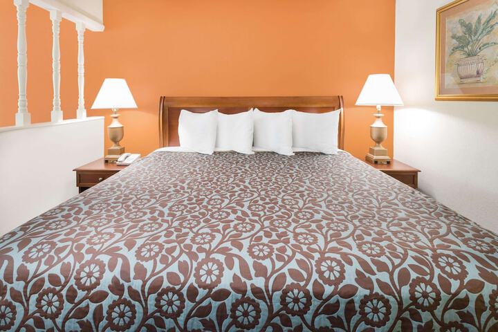 1 King Bed (7 of 9)