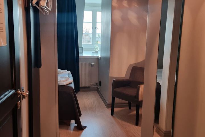 Room 12 of 27