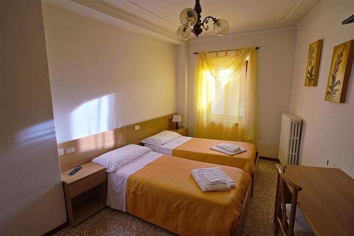 Room 6 of 12