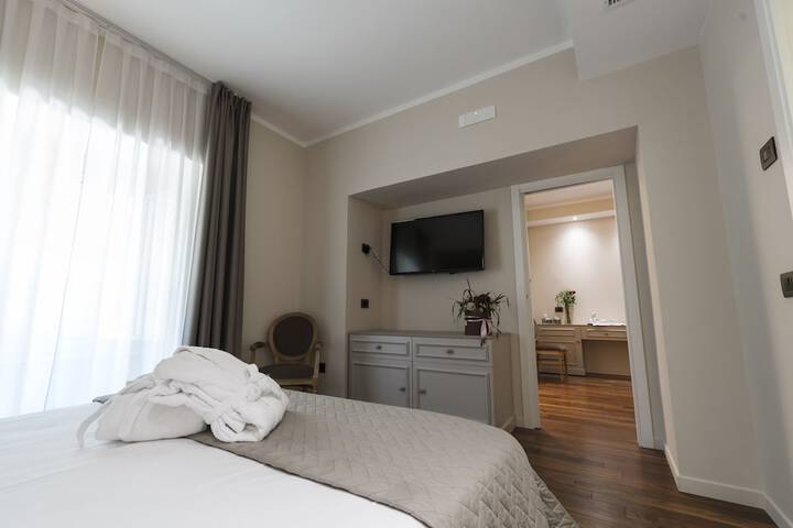 Room 5 of 185