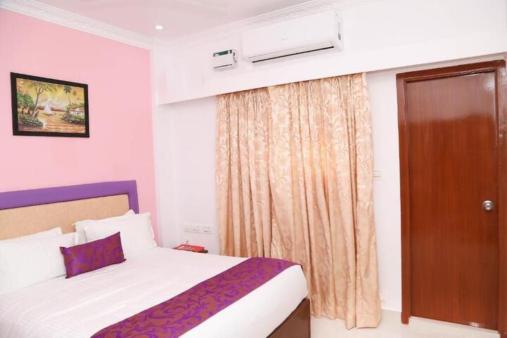 Room 4 of 12