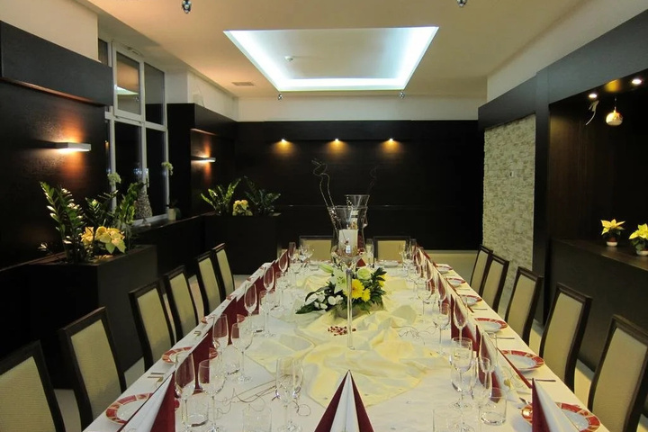 Dining 15 of 16